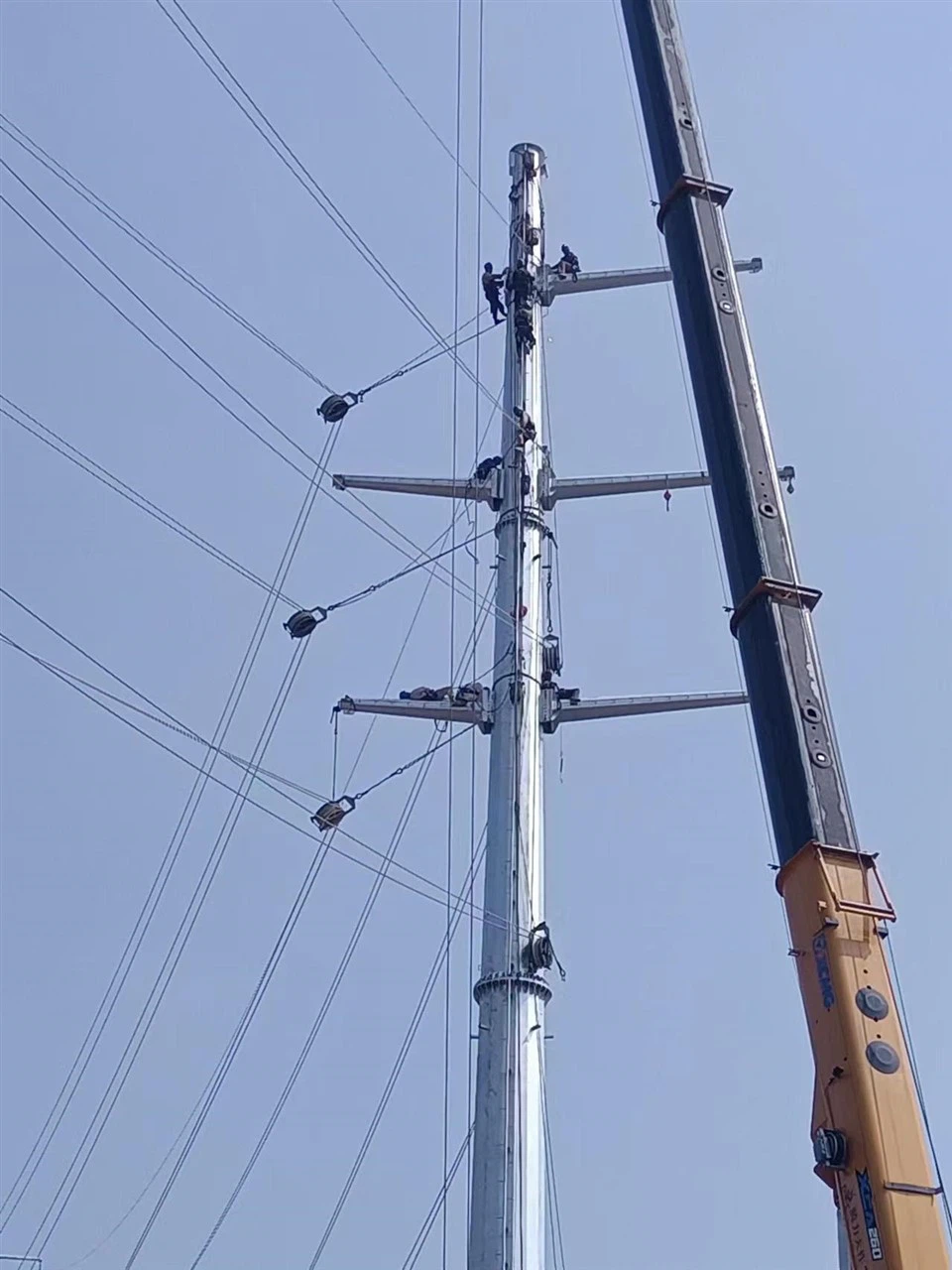 Torre de energia monopola da área fria